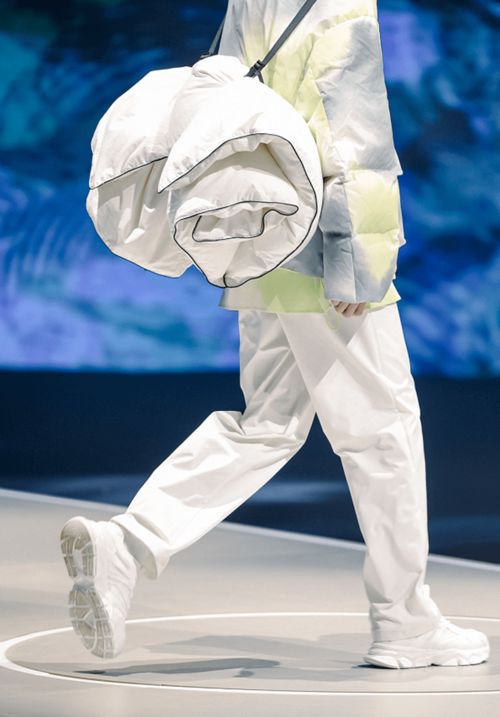 聯(lián)名 跨界 創(chuàng)新設計羽絨 gxg首發(fā)羽絨行業(yè)超級品類